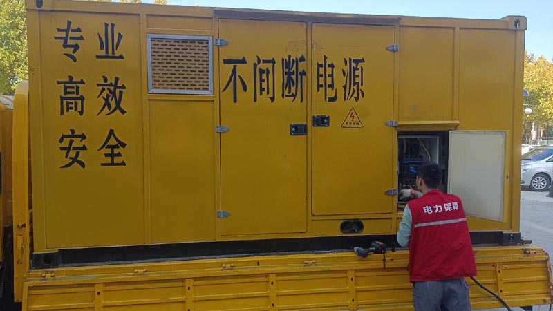 德昌柴油发电机组和UPS电源配合使用时，如何避免切换过程中的电力中断？